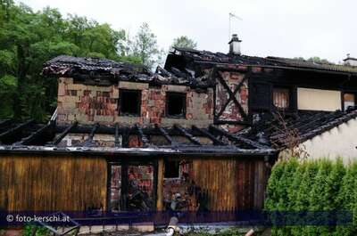 BRAND: Wohnhaus ein Raub  der Flammen kerschi_20090912_wohnhausbrand_17.jpg