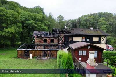 BRAND: Wohnhaus ein Raub  der Flammen kerschi_20090912_wohnhausbrand_18.jpg