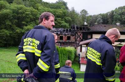 BRAND: Wohnhaus ein Raub  der Flammen kerschi_20090912_wohnhausbrand_21.jpg