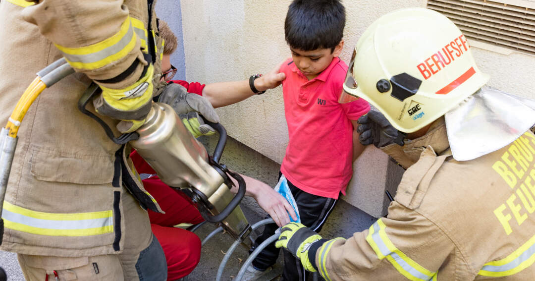 Titelbild: Feuerwehr befreite 5-Jährigen aus Radständer