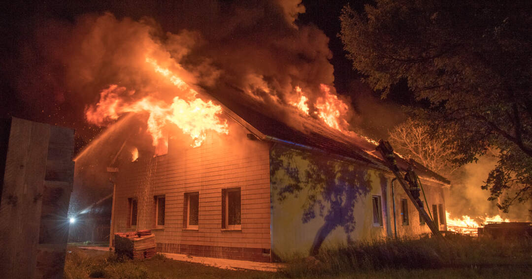 Brand greift von Schuppen auf Wohnhaus über