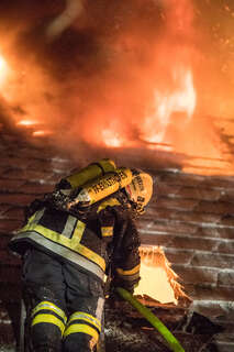Brand greift von Schuppen auf Wohnhaus über foke_20170518_021848.jpg