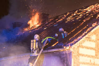 Brand greift von Schuppen auf Wohnhaus über foke_20170518_022032.jpg
