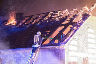 Brand greift von Schuppen auf Wohnhaus über foke_20170518_022117.jpg
