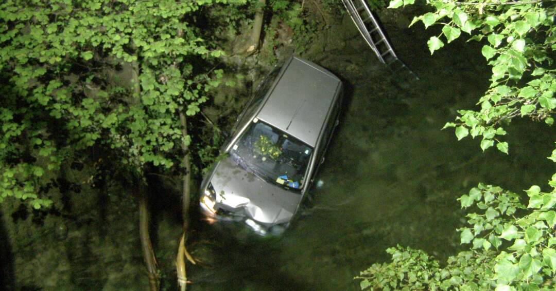 Titelbild: Auto stürzte nach Unfall in Fluss