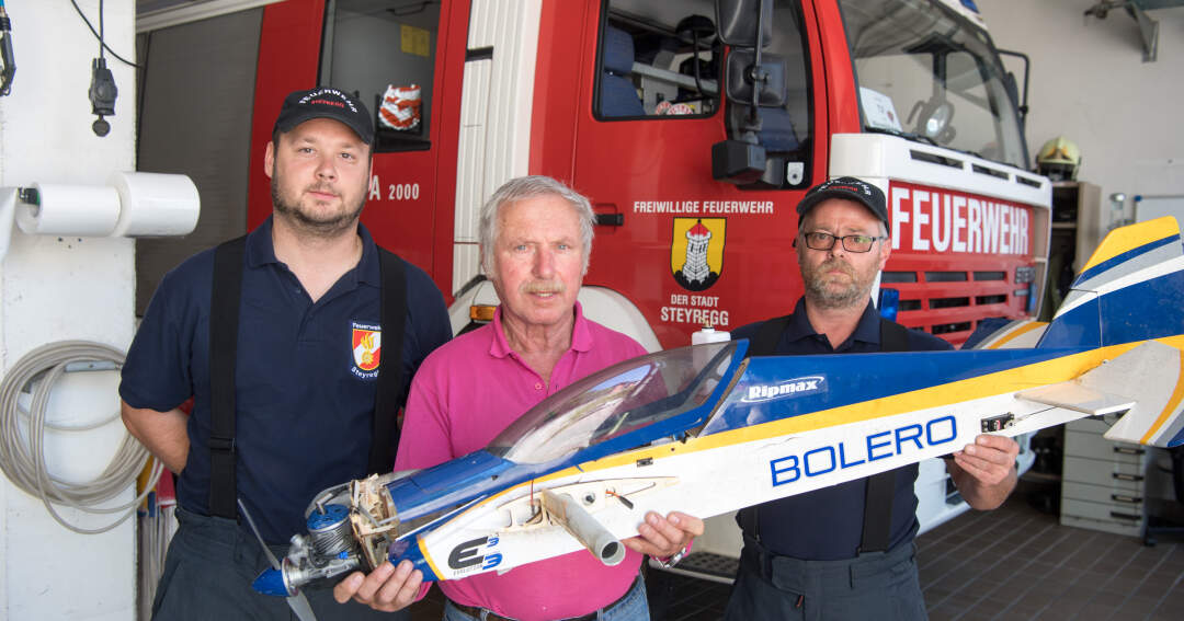 Titelbild: Modellflugzeug von der Feuerwehr wieder an den Besitzer übergeben