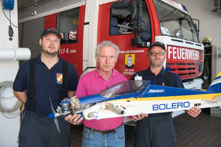 Modellflugzeug von der Feuerwehr wieder an den Besitzer übergeben foke_20170605_120802.jpg