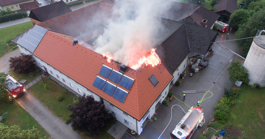 Titelbild: Großeinsatz bei Brand in Vierkanthof