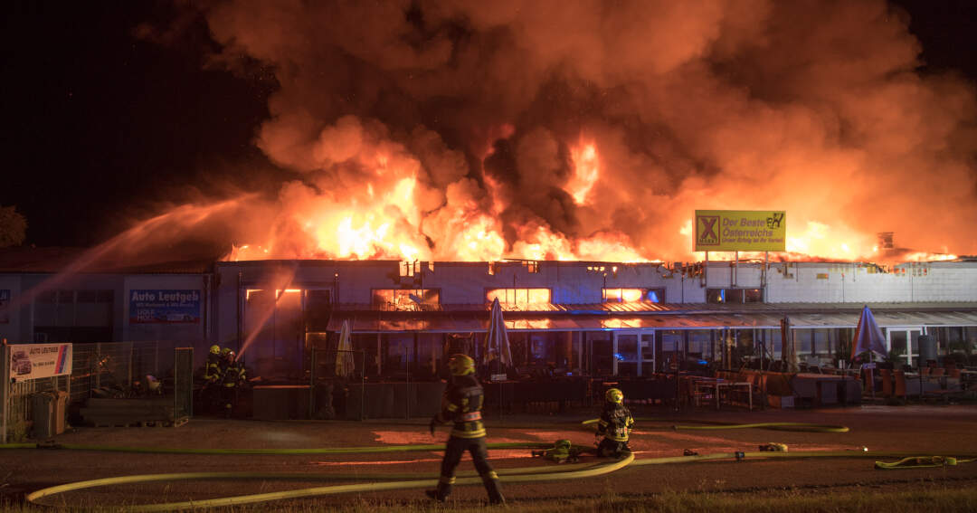 Titelbild: Großbrand zerstört Möbelhaus
