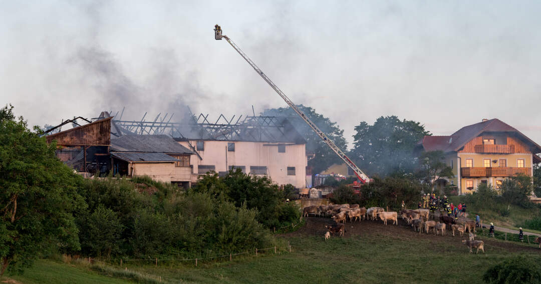 Titelbild: Großbrand auf Bauernhof in Lohnsburg