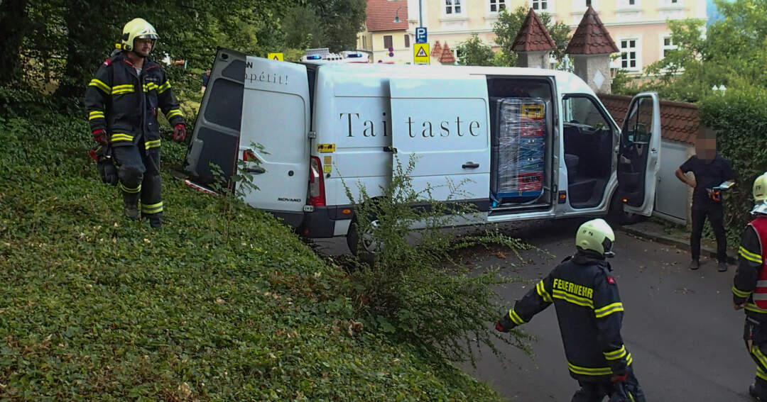 Titelbild: Lieferwagen krachte am Pöstlingberg gegen Mauer