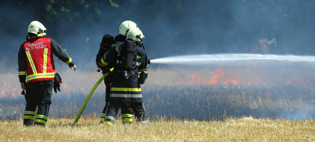 Titelbild: Leonding: Flurbrand auf abgeerntetem Feld