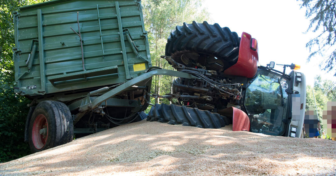 Titelbild: Traktor kippte um - zeitaufwändig Bergungsarbeiten