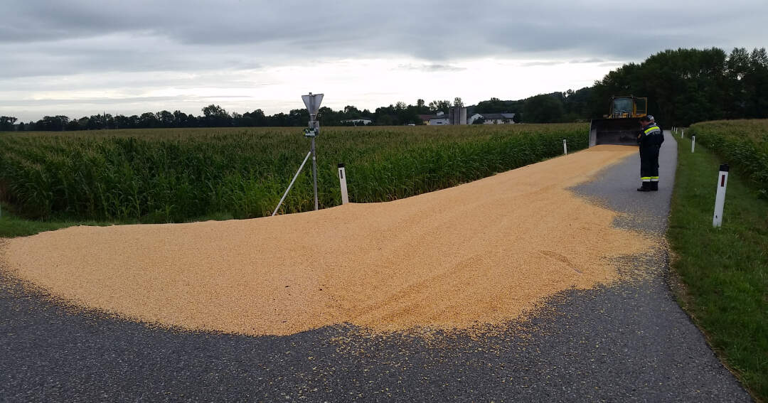 Titelbild: Landwirtschaftliches Fahrzeug verliert 10 Tonnen Mais