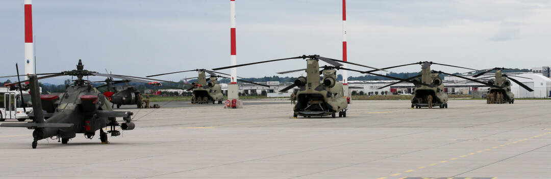 Titelbild: US-amerikanische Hubschrauber am Flughafen Linz