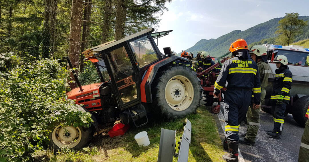 Traktor samt Güllefass in Molln verunfallt