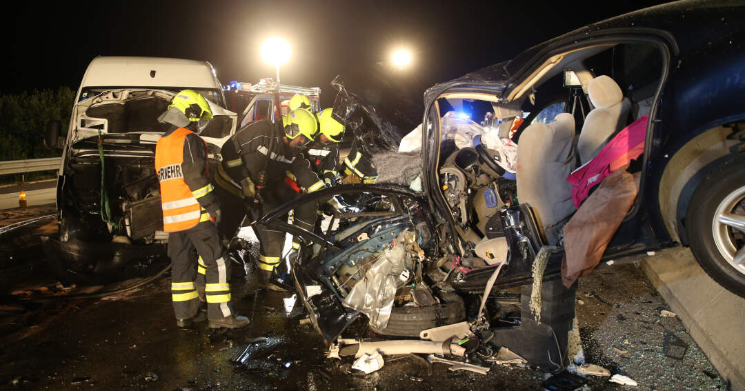 Titelbild: Schwerer Verkehrsunfall mit Geisterfahrer auf der A1