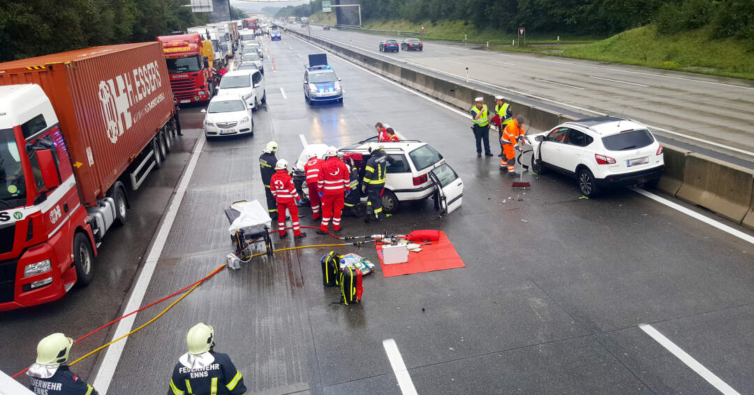 Totalsperre auf der A1 - Schwerer Verkehrsunfall bei Enns