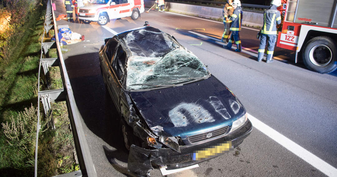 Titelbild: Unfall auf A9: Auto landete am Dach