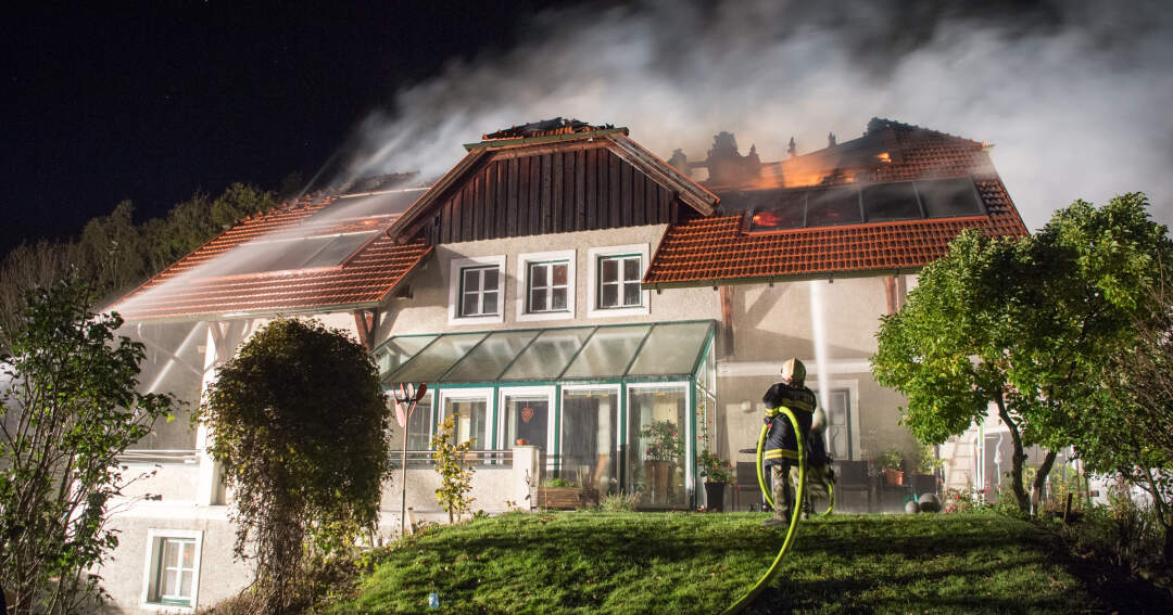 Titelbild: Dachstuhlbrand in Waxenberg