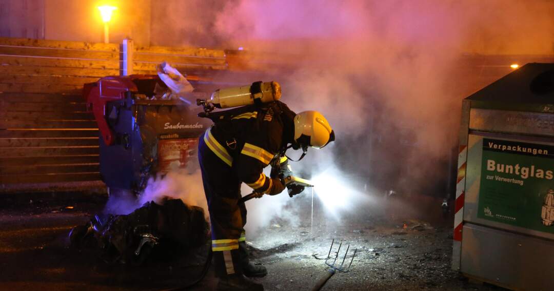 Titelbild: Brand eines Altpapiercontainers in Enns
