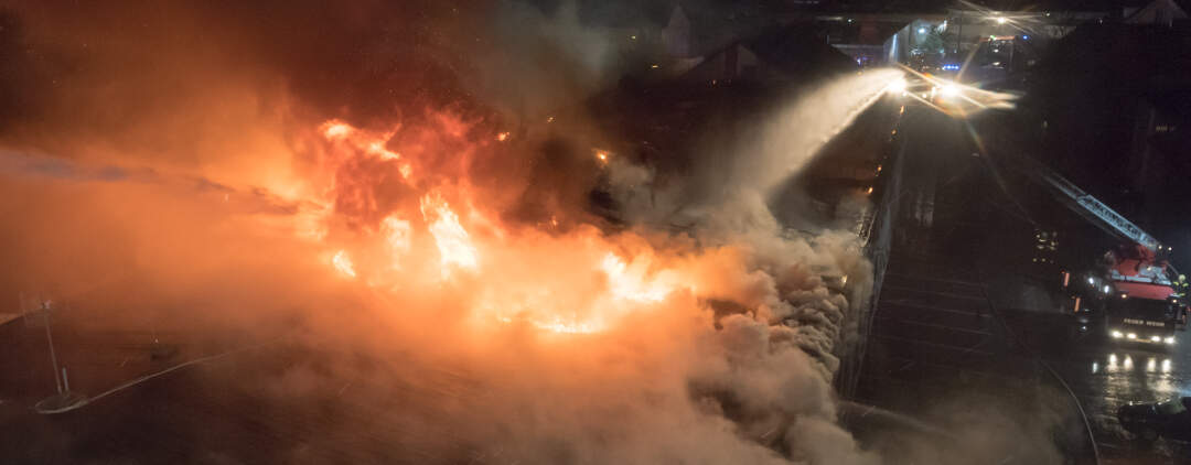 Titelbild: Großbrand in Traun - Firmenhalle stand  in Vollbrand