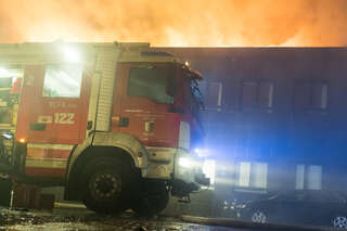 Großbrand in Traun - Firmenhalle stand  in Vollbrand foke_20171112_194041.jpg