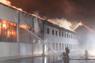 Großbrand in Traun - Firmenhalle stand  in Vollbrand foke_20171112_202145.jpg