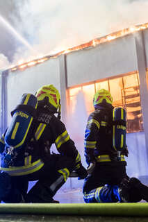 Großbrand in Traun - Firmenhalle stand  in Vollbrand foke_20171112_210413.jpg