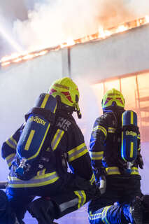 Großbrand in Traun - Firmenhalle stand  in Vollbrand foke_20171112_210418.jpg