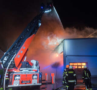 Großbrand in Traun - Firmenhalle stand  in Vollbrand foke_20171112_203413.jpg