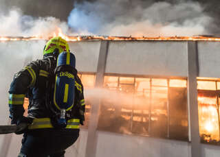 Großbrand in Traun - Firmenhalle stand  in Vollbrand foke_20171112_210436.jpg