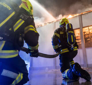 Großbrand in Traun - Firmenhalle stand  in Vollbrand foke_20171112_210439.jpg