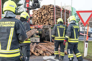 Lkw verlor Ladung: Holz stürzte auf Fahrschulauto foke_20171128_104017.jpg