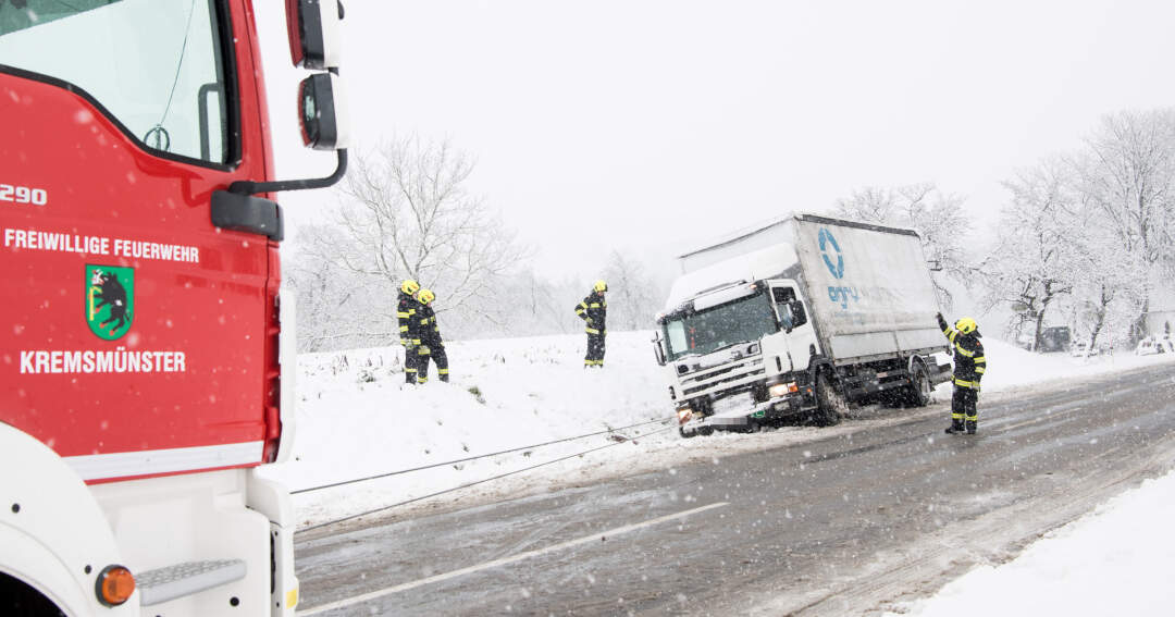 Wintereinbruch: Feuerwehr zieht Lastwagen aus Straßengraben