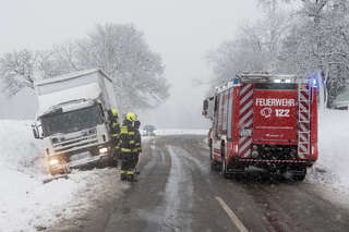 Wintereinbruch: Feuerwehr zieht Lastwagen aus Straßengraben foke_20171130_095601.jpg