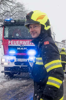 Wintereinbruch: Feuerwehr zieht Lastwagen aus Straßengraben foke_20171130_095719.jpg