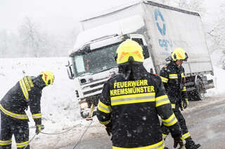 Wintereinbruch: Feuerwehr zieht Lastwagen aus Straßengraben foke_20171130_095922.jpg