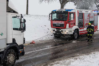 Wintereinbruch: Feuerwehr zieht Lastwagen aus Straßengraben foke_20171130_100302.jpg