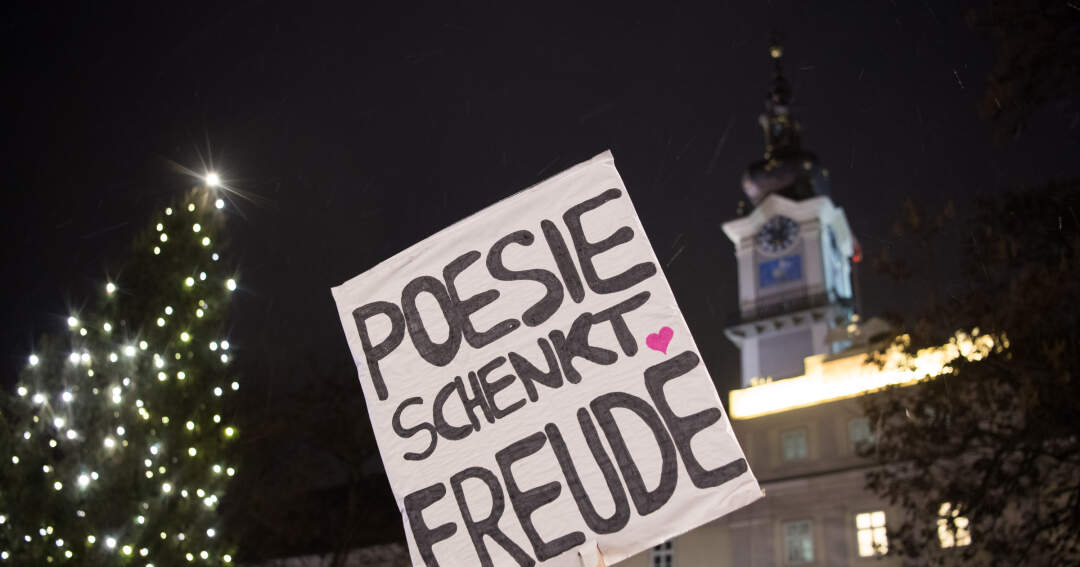 Titelbild: Unterschriftenübergabe und Demo in Linz