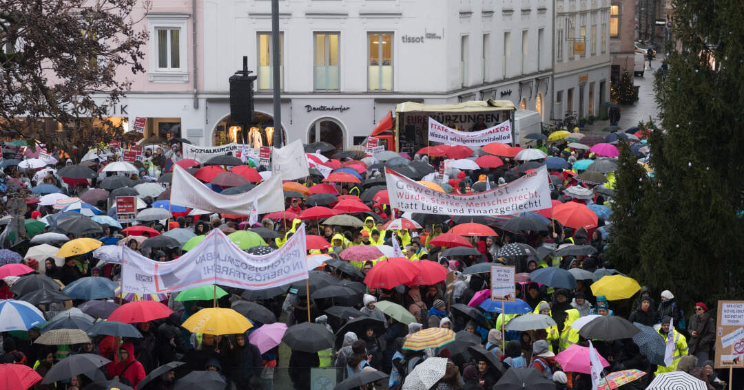 Titelbild: Erneut Demonstration vor Linzer Landhaus