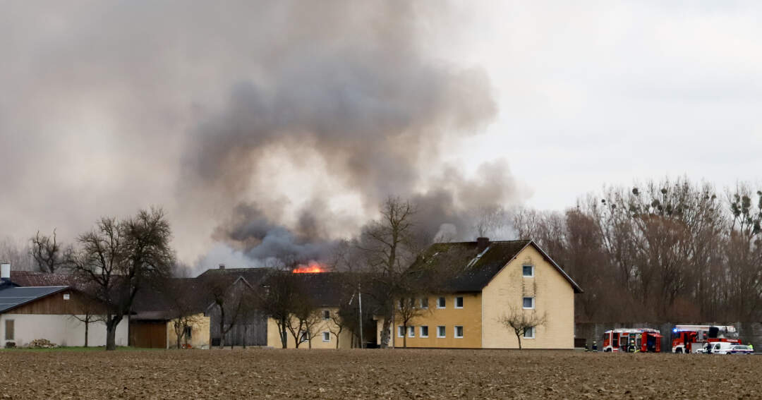 Bauernhaus stand in Flammen: Großeinsatz der Feuerwehr