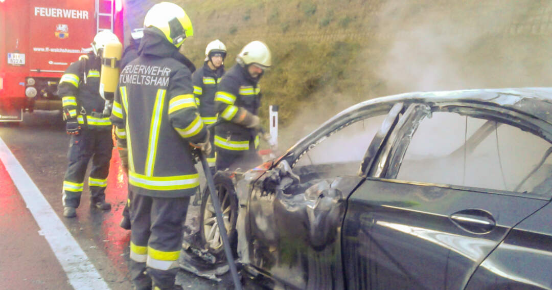 Titelbild: Auto begann auf der A8 zu brennen