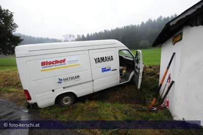 Kastenwagen gegen Böschung  zwei Verletzte foto-kerschi_unfall_b310_kastenwagen-3.jpg