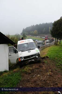 Kastenwagen gegen Böschung  zwei Verletzte foto-kerschi_unfall_b310_kastenwagen-4.jpg