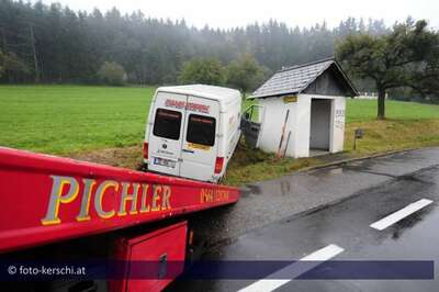 Kastenwagen gegen Böschung  zwei Verletzte foto-kerschi_unfall_b310_kastenwagen-6.jpg