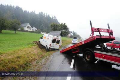 Kastenwagen gegen Böschung  zwei Verletzte foto-kerschi_unfall_b310_kastenwagen-7.jpg