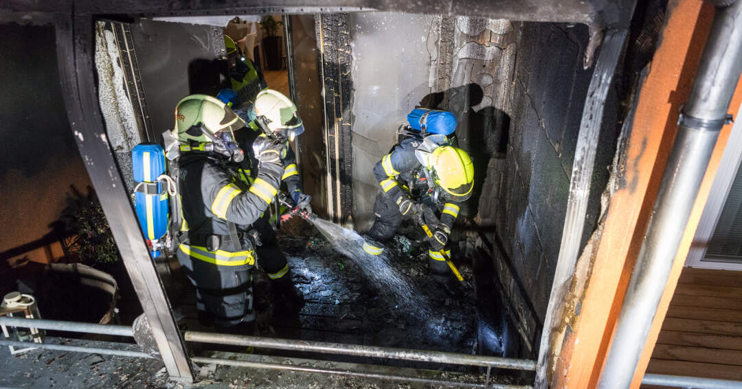 Titelbild: Nächtlicher Brandeinsatz für die Feuerwehren in Asten