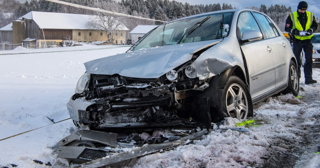 Titelbild: Verkehrsunfall auf Schneefahrbahn – 4 Personen ins Krankenhaus eingeliefert
