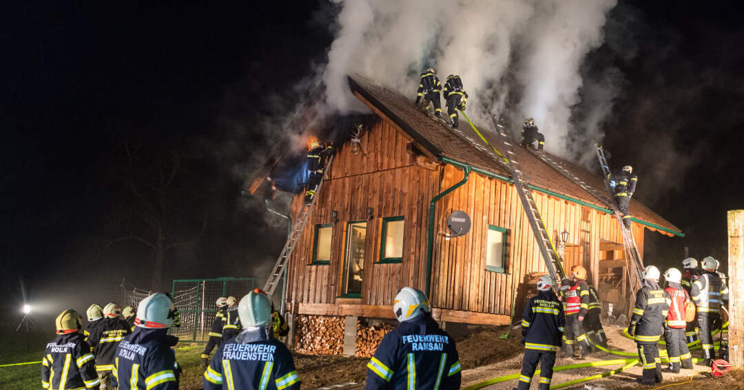 Titelbild: Brand zerstört Jagdhütte